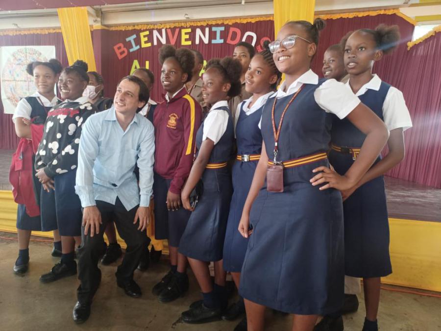 Participa Embajada de Cuba en el Día de la Herencia Española de la Escuela Secundaria DIntill.