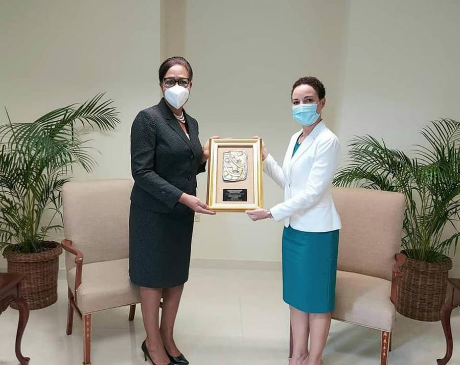 Jamaica’s Foreign Minister bids farewell to Cuban Ambassador, upon the latter’s completion of her tour of duty.