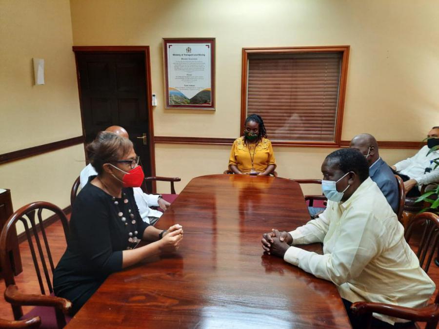 Jamaica's Minister of Transport receives Cuban diplomat.