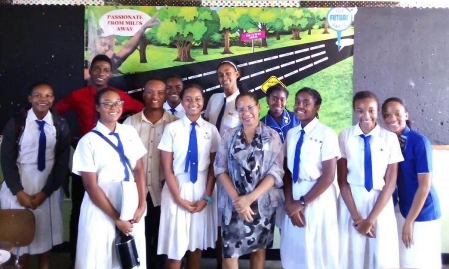 Honouring an invitation made by Ms. Monique Collins, faculty advisor for the Spanish Club at the Immaculate Conception High School in this capital, a representation of the Embassy of Cuba in Jamaica participated in a meeting held by the schools’ Spanish Club, an initiative that is part of the language immersion program developed by the faculty staff.