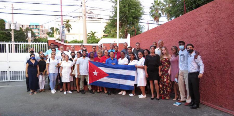 Cuba is Alive! That was the clamour, with one voice, of the more than 40 people who gathered yesterday afternoon on the premises of our Embassy in Jamaica, to celebrate Cuba's victory in its fight against the Covid-19 pandemic and the aggressions of the imperialism; the reopening of the country; and the beginning of the Teacher and Health Workers’ Forums.