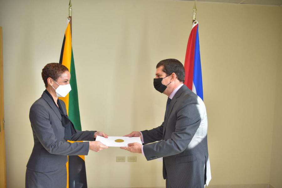 Foreign Minister of Jamaica welcomes new Cuban Ambassador-designate.