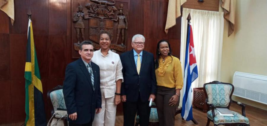 En la mañana de hoy el ministro de Educación, Juventud e Información de Jamaica, Karl Samuda, recibió a la embajadora de Cuba en la nación caribeña, Inés Fors Fernández.