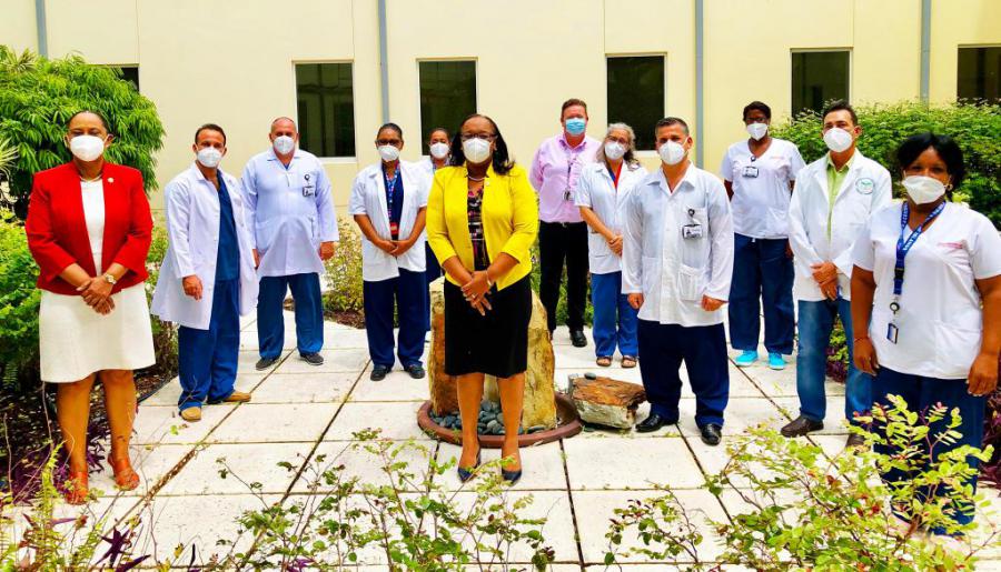 Primera ministra de Islas Turcas y Caicos visita a colaboradores cubanos.