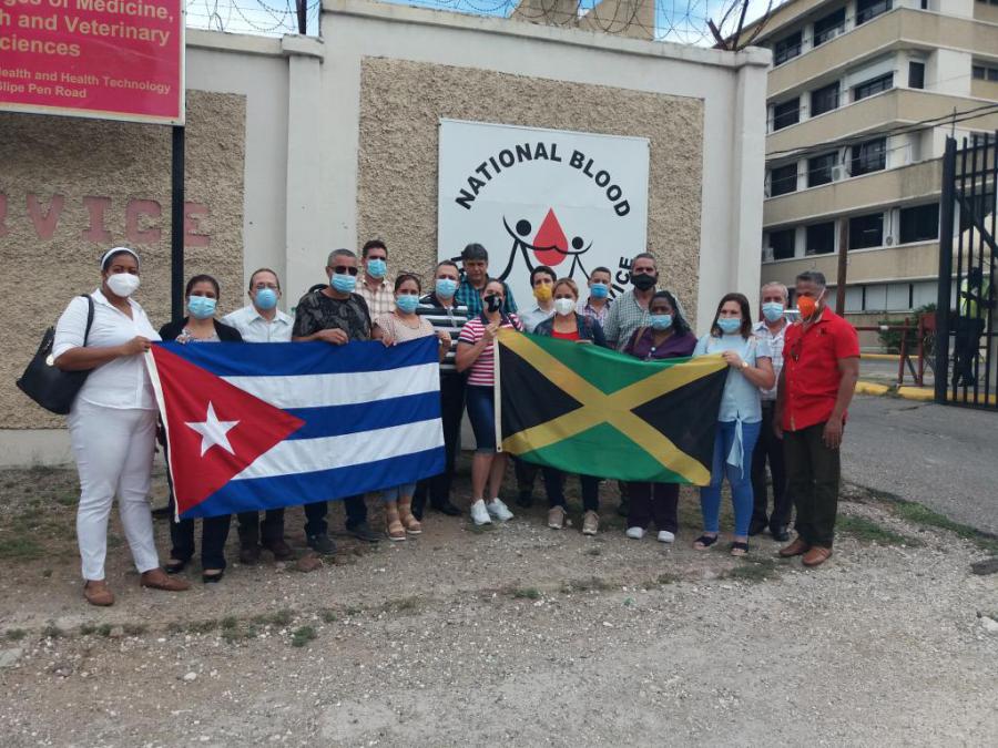 Miembros de la Misión Estatal de Cuba donan sangre en Jamaica en saludo al Día de la Rebeldía Nacional.