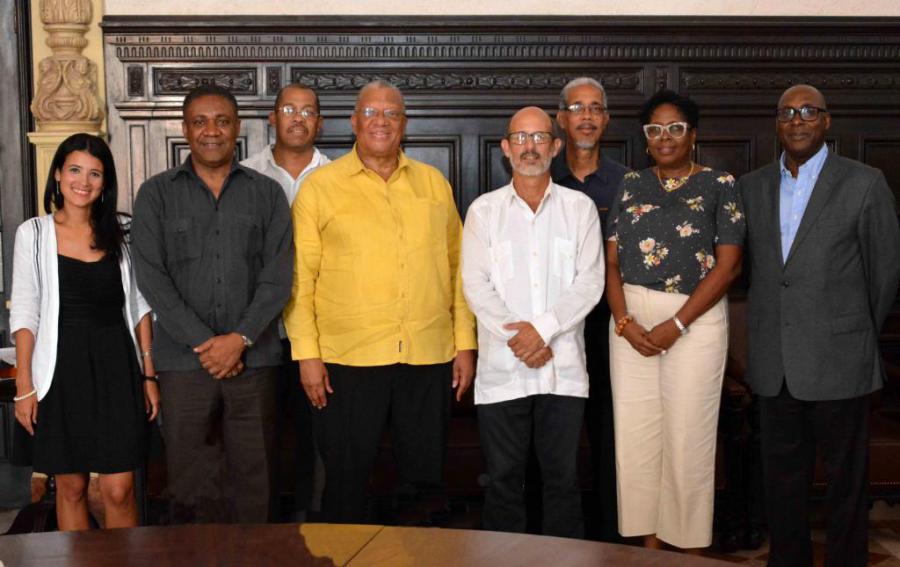 A Jamaican delegation visits the Cuban Parlament headquarters.