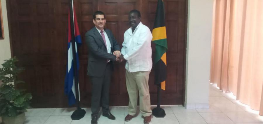 Embajador de Cuba se reúne con Presidente del Partido Laborista de Jamaica.