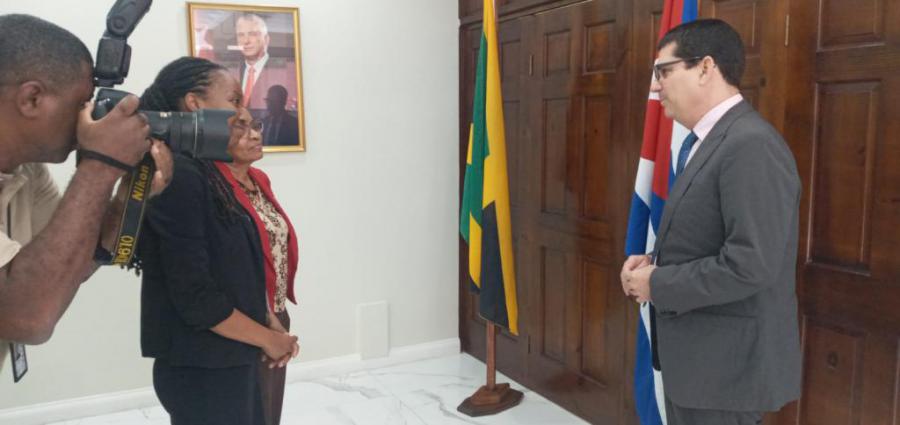 Embajador de Cuba en Jamaica ofrece entrevista al Servicio Informativo de Jamaica.