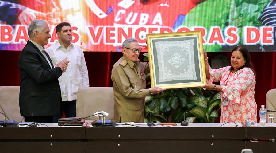 General de Ejército Raúl Castro y presidente Díaz-Canel asisten a clausura del XI Congreso de la FMC