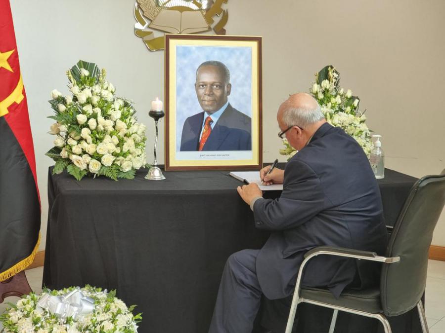 Firma de libro de condolencias tras deceso del ex presidente José Eduardo dos Santos