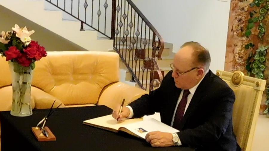 Cuban ambassador to Kuwait signed book of condolences for death of Uzbekistan President Karimov