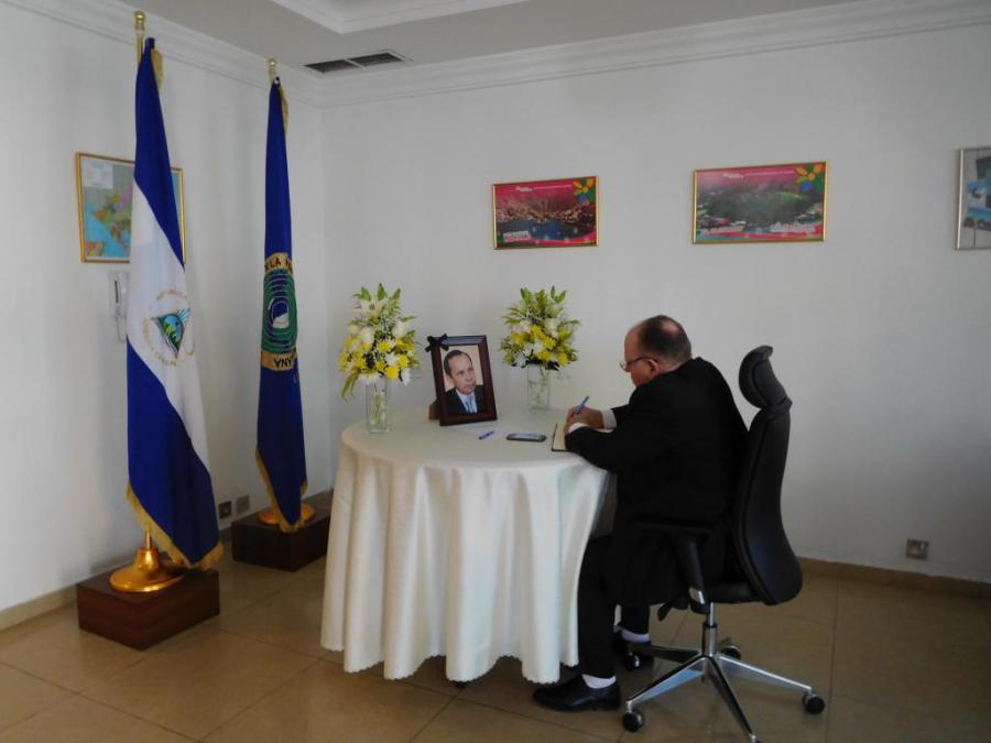 Ambassador of Cuba in Kuwait signs book of condolences for death of the Parliament President of Nicaragua