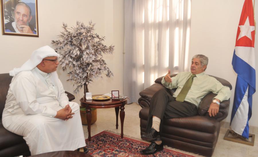 Ofrece entrevista el Embajador cubano Fernando Pérez al periódico Kuwait Times