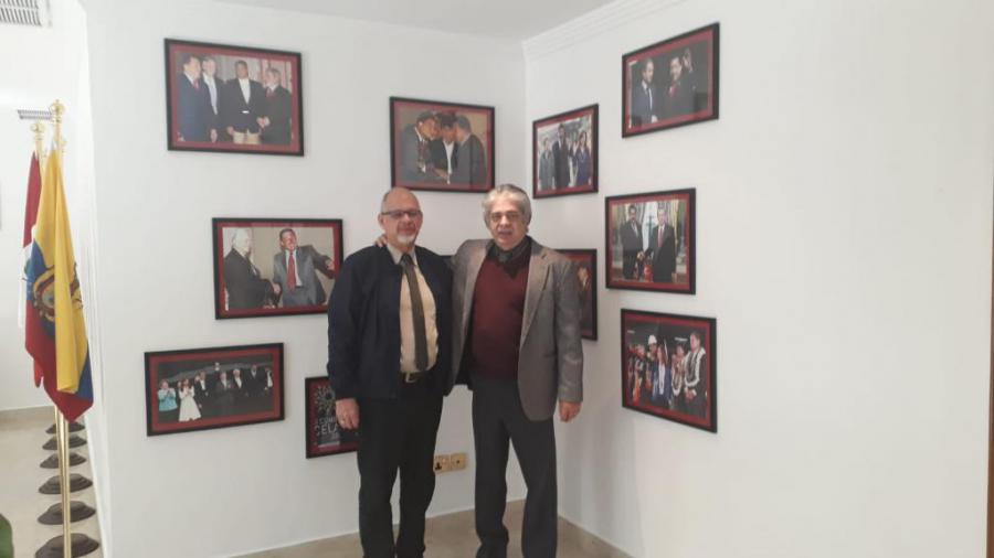 Embajador cubano Fernando Perez Maza rinde homenaje al Comandante Hugo Chavez