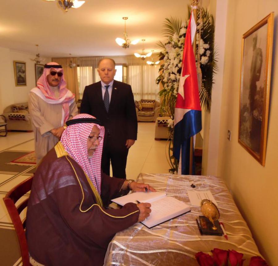 Representante del Emir de Kuwait firma libro de condolencias