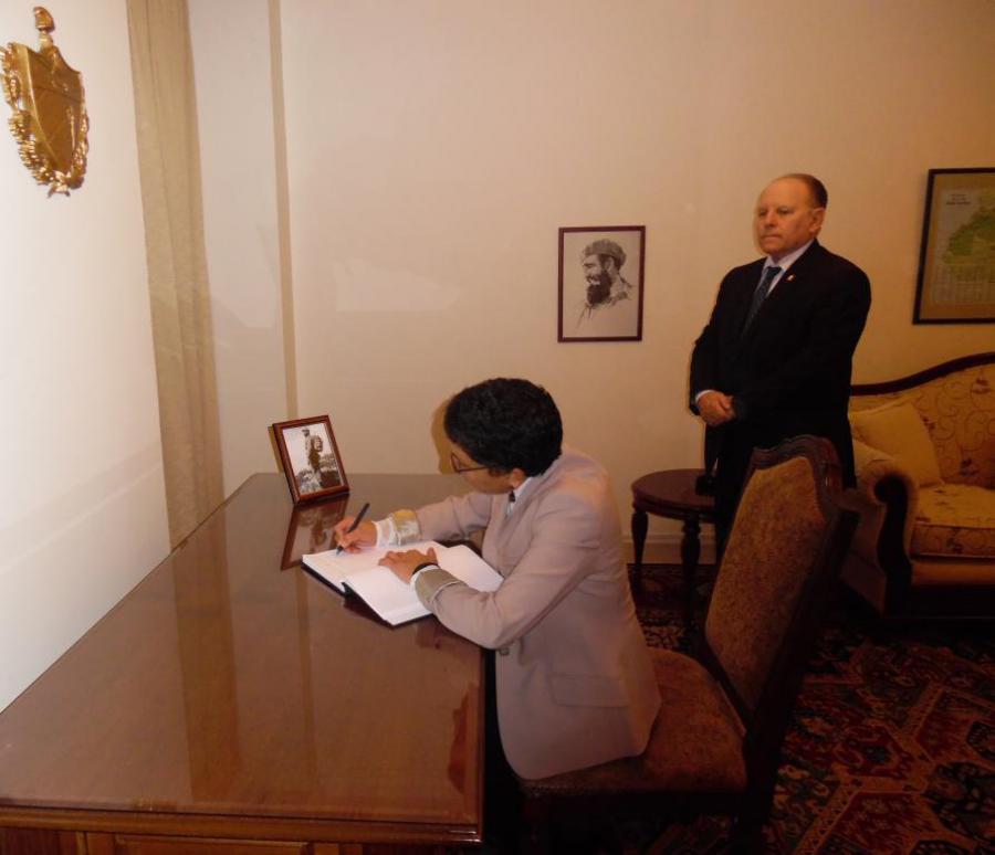 Firma Directora de Américas de la cancillería kuwaití el Libro de Condolencias en tributo a Fidel