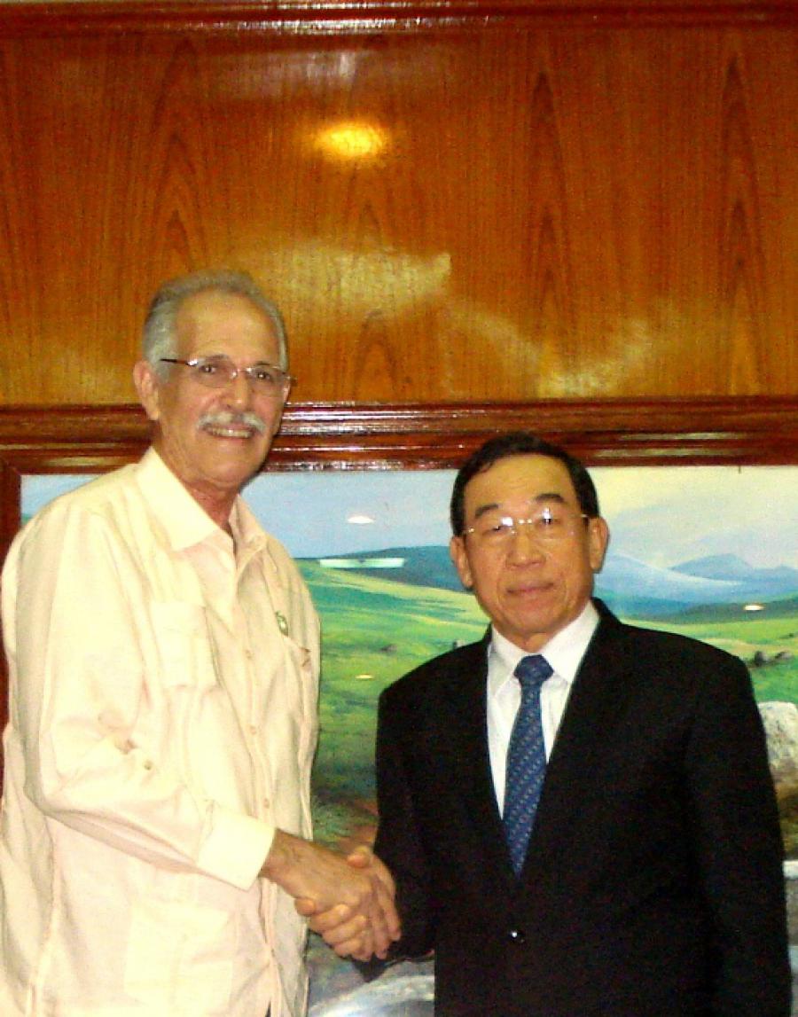 Recibe Ministro de Obras Públicas y Transporte de la República Democrática Popular Lao a Embajador de Cuba.