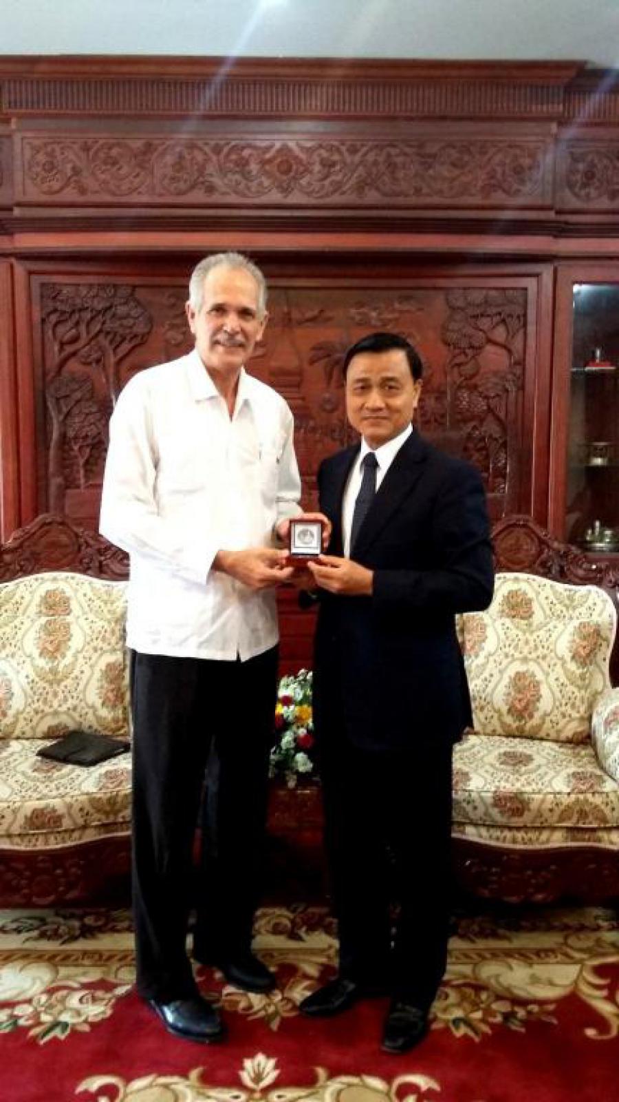 Gobernador del Banco de la República Democrática Popular Lao recibe a Embajador de Cuba.