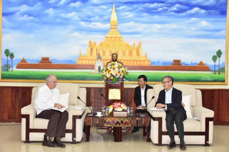 El Presidente del Comité de Asuntos Exteriores del Comité Central del Partido recibe al Embajador de Cuba en la República Democrática Popular Lao.