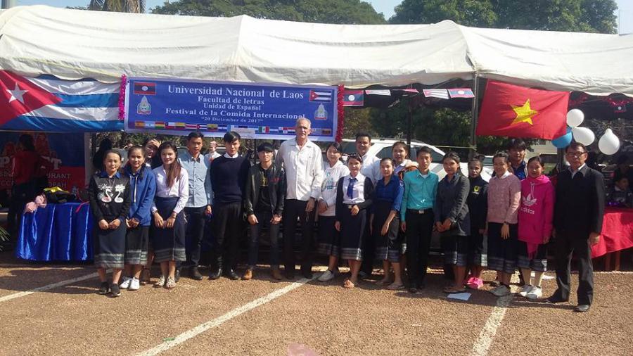 Participa Embajador de Cuba en Ayer en el Festival de comida internacional organizado por la Facultad de Letras de la Universidad Nacional de Laos. 