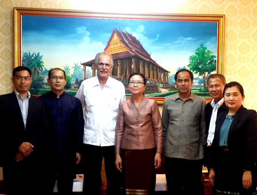 Ministra de Educación y Deportes de la República Democrática Popular Lao recibe a Embajador de Cuba.