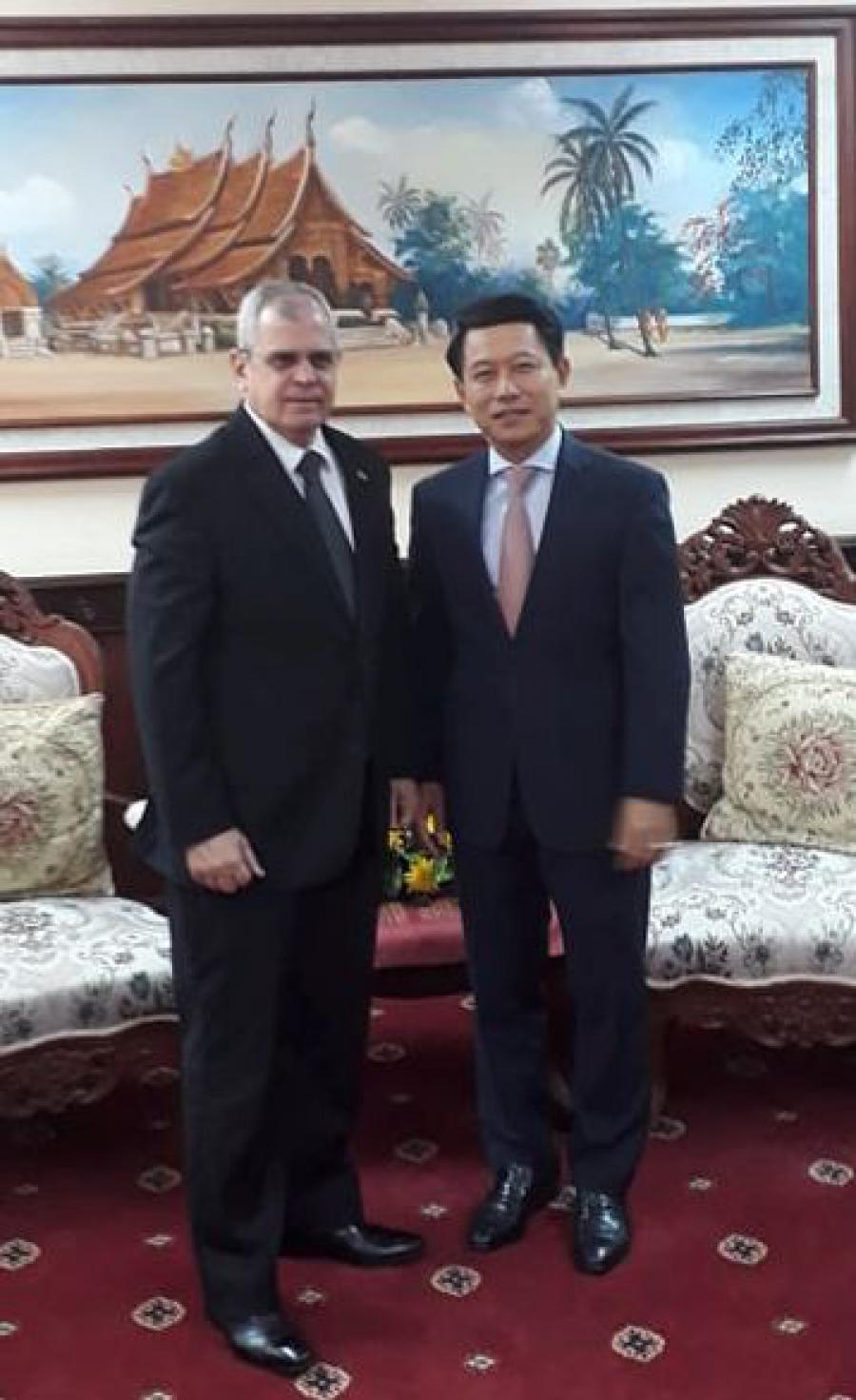 Recibe Canciller Lao a Secretario del Consejo de Estado de la República de Cuba.