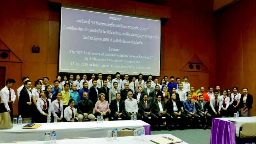 Ambassador of Cuba gives conference on the 45th Anniversary of diplomatic relations Cuba-Laos
