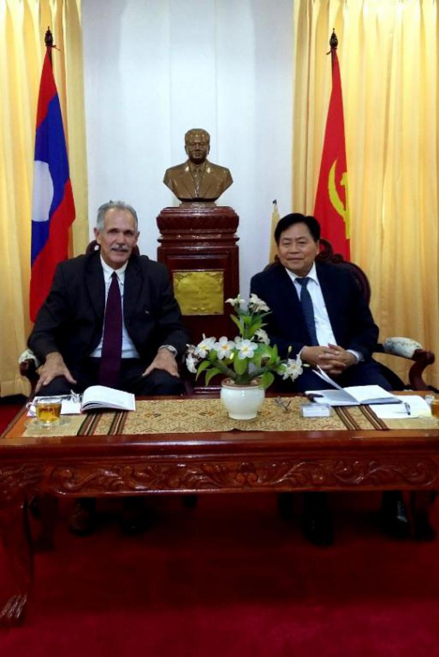Recibe Ministro de Salud de la República Democrática Popular Lao a Embajador de Cuba.