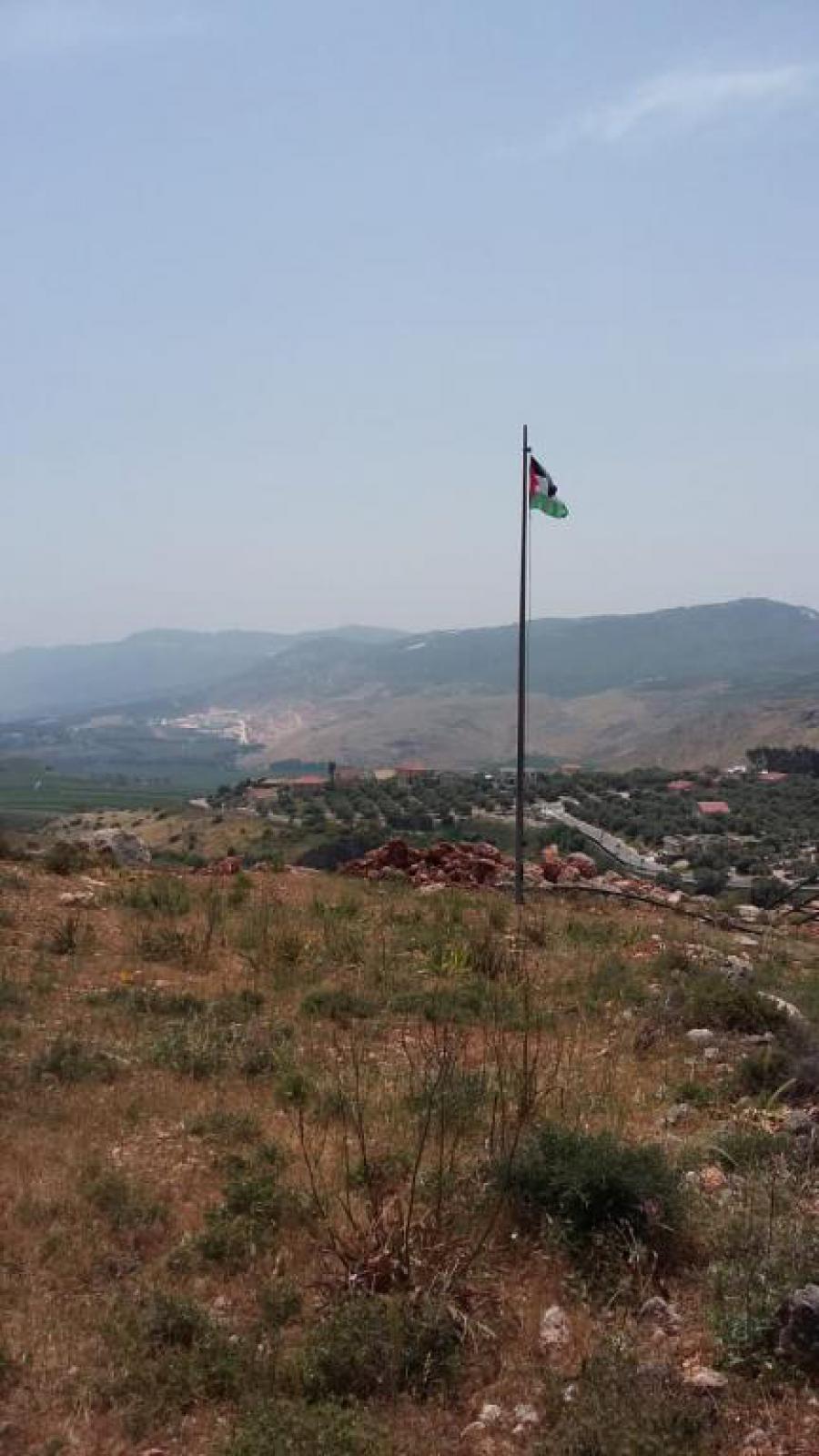 Bandera palestina en frontera de territorios ocupados