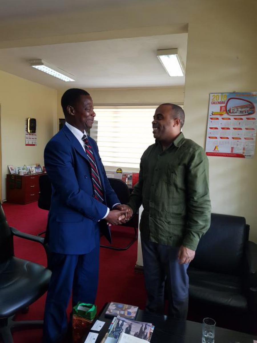 Encargado de Negocios cubano realiza visita de cortesía a nuevo Embajador ghanés en Liberia. Encargado de Negocios cubano realiza visita de cortesía a nuevo Embajador ghanés en Liberia.