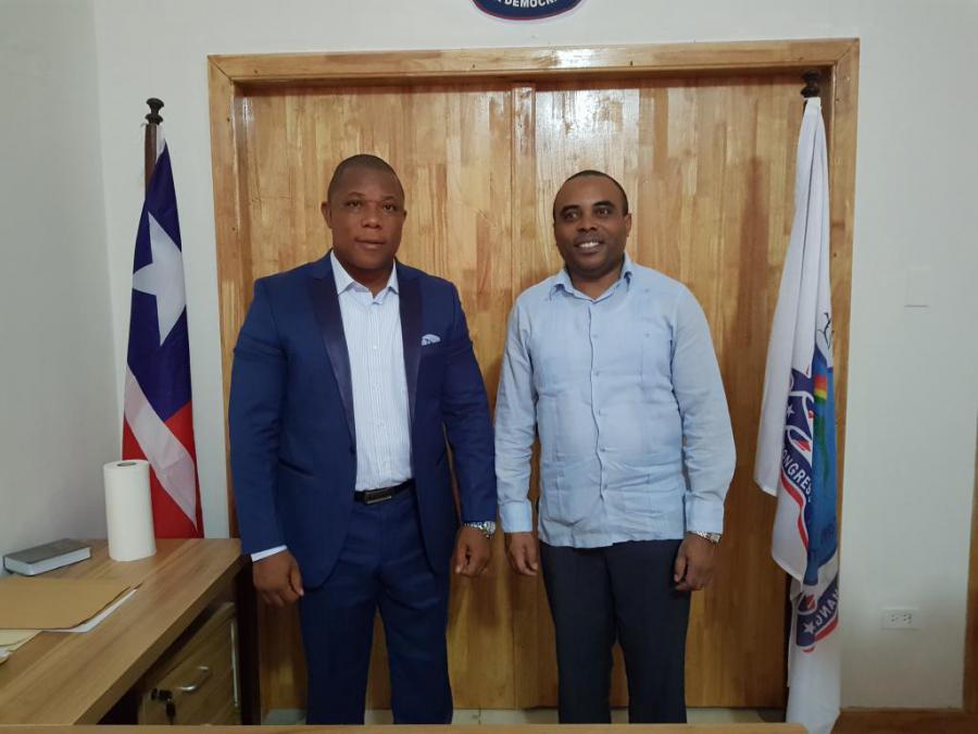 Presidente Nacional del partido de gobierno en Liberia recibe al Encargado de Negocios de Cuba.