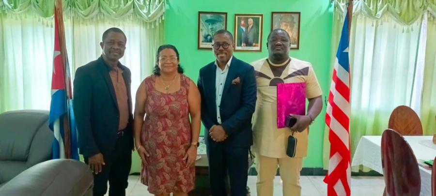 La nueva dirigencia de la Unión de escritores y periodistas de Liberia visita la Embajada de Cuba.