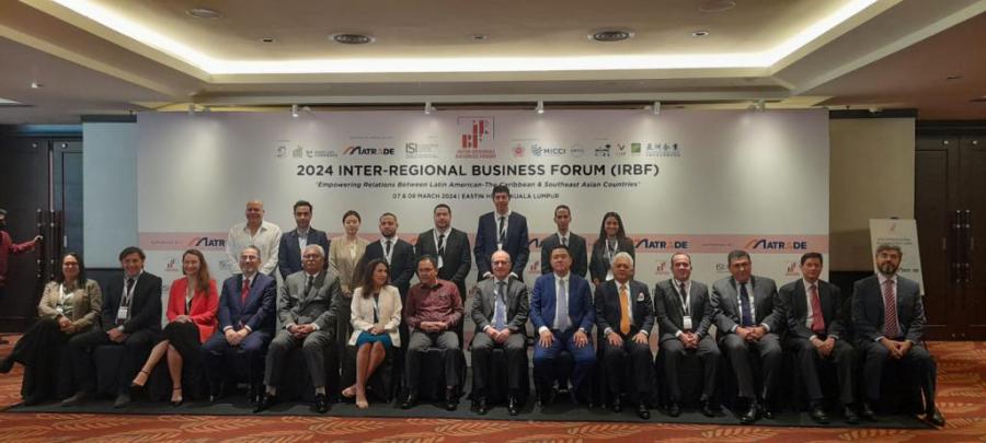 Autoridades y panelistas participantes en IRBF 2024