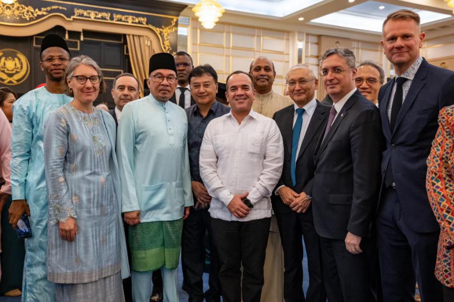 Primer Ministro de Malasia, Anwar Ibrahim, junto a Florentino Batista y embajadores y jefes de misión en Kuala Lumpur