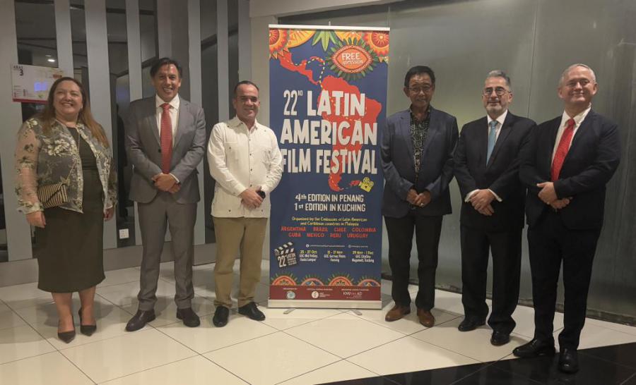 De izquierda a derecha: Encargada de Negocios de Uruguay, embajador de Colombia, embajador de Cuba, Ministro de Turismo de Sarawak, embajador de Perú, y embajador de México.
