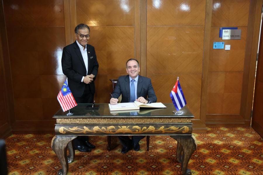 Ministro de Salud de Malasia, junto al embajador de Cuba