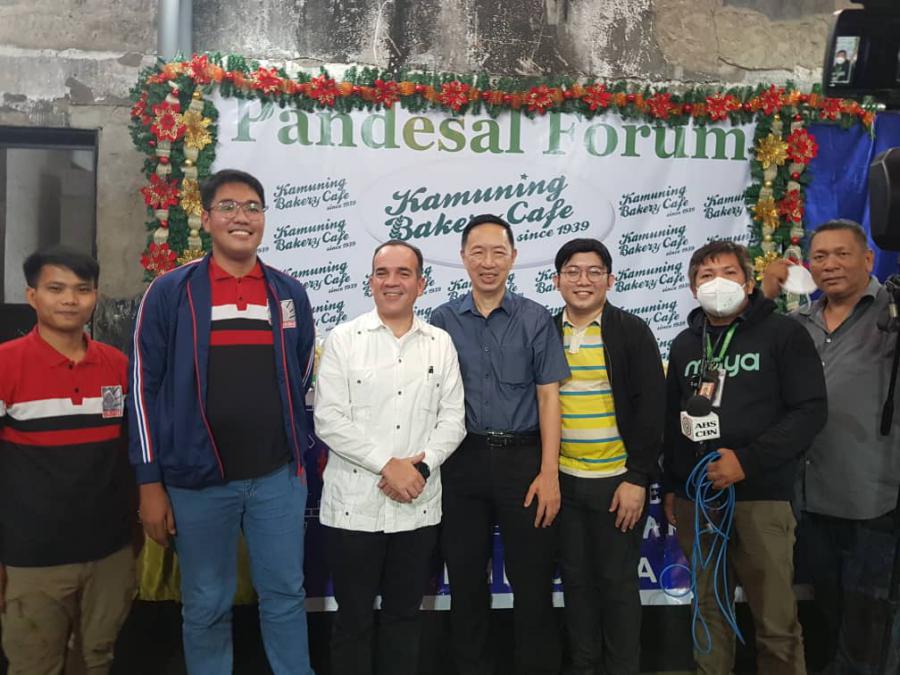 Florentino Batista González, embajador concurrente de Cuba en Filipinas, se reunió con grupos solidarios, dirigentes políticos y periodistas
