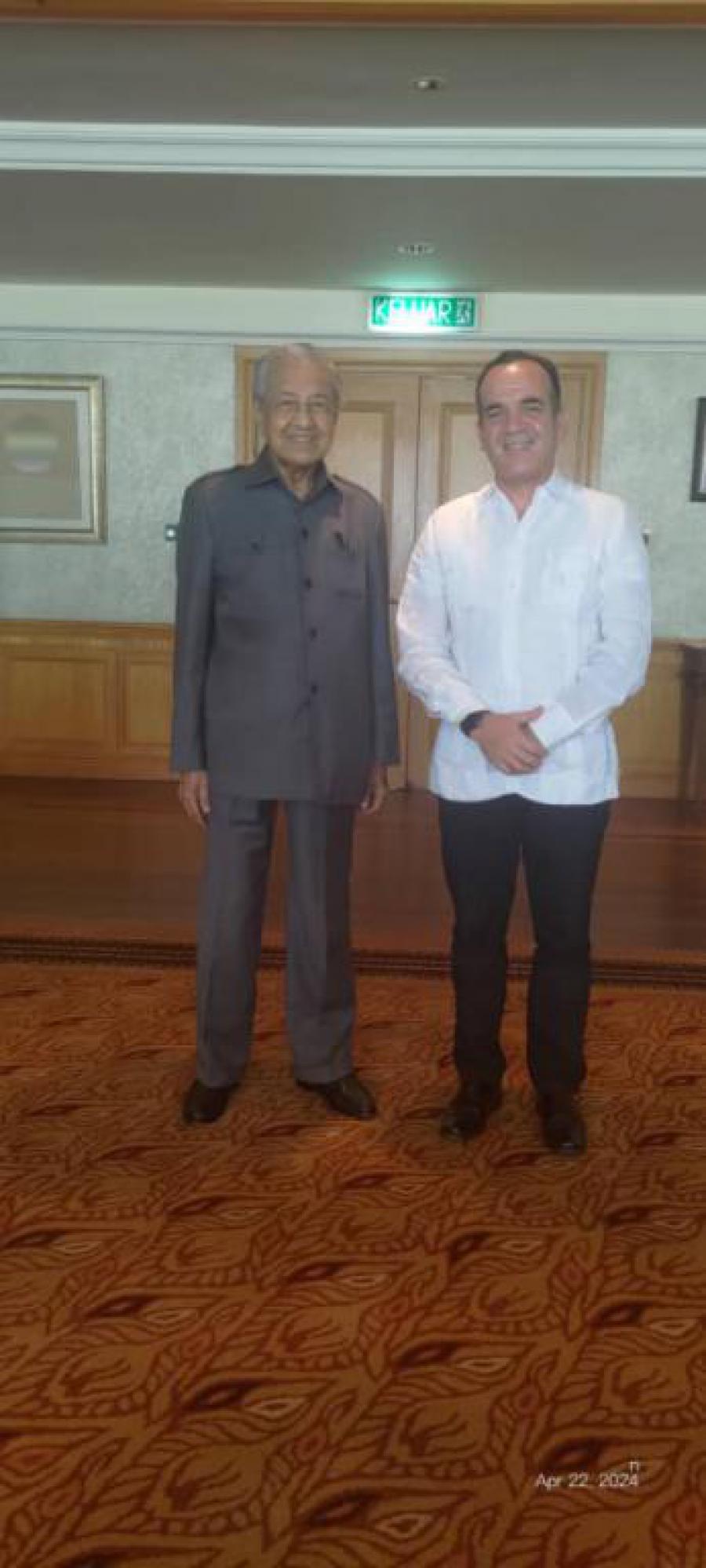 Dr. Tun Mahathir bin Mohamad y el embajador de Cuba, Florentino Batista