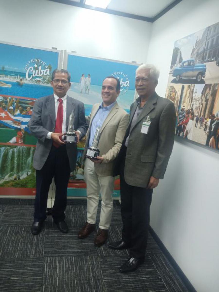El embajador cubano en reunión con miembros de la Fundación Nacional del Libro de Malasia