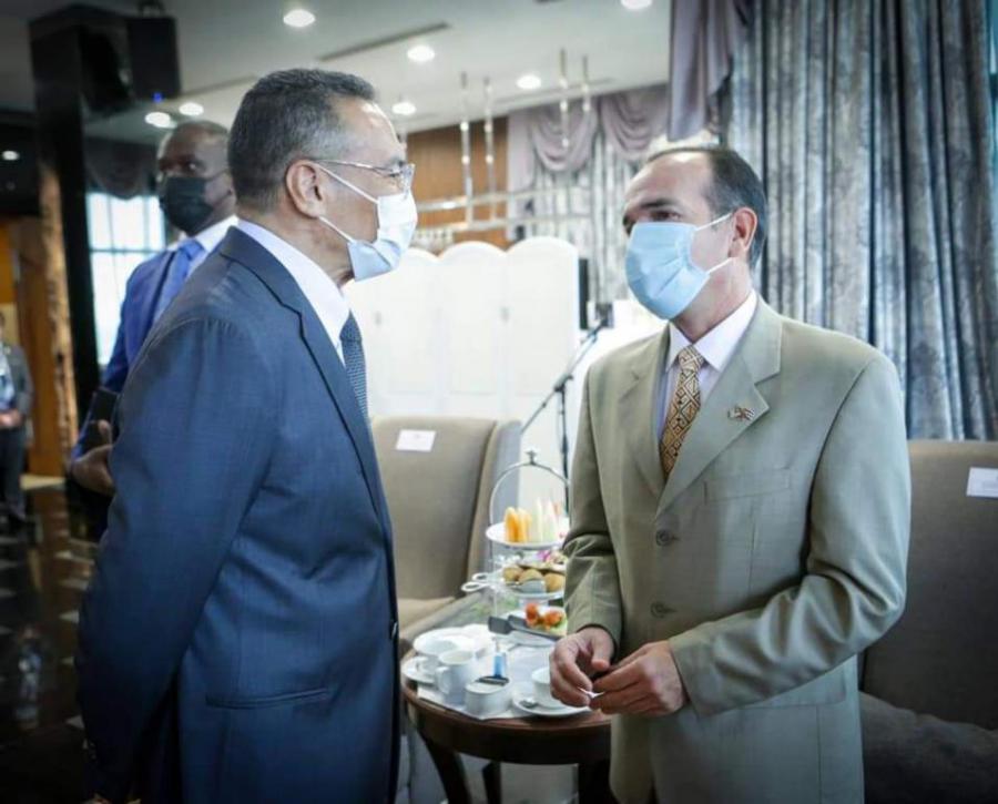 El ministro malasio y el embajador cubano compartieron en la sede de la cancillería. Foto: Tomada de la página de Facebook de Hishammuddin Hussein