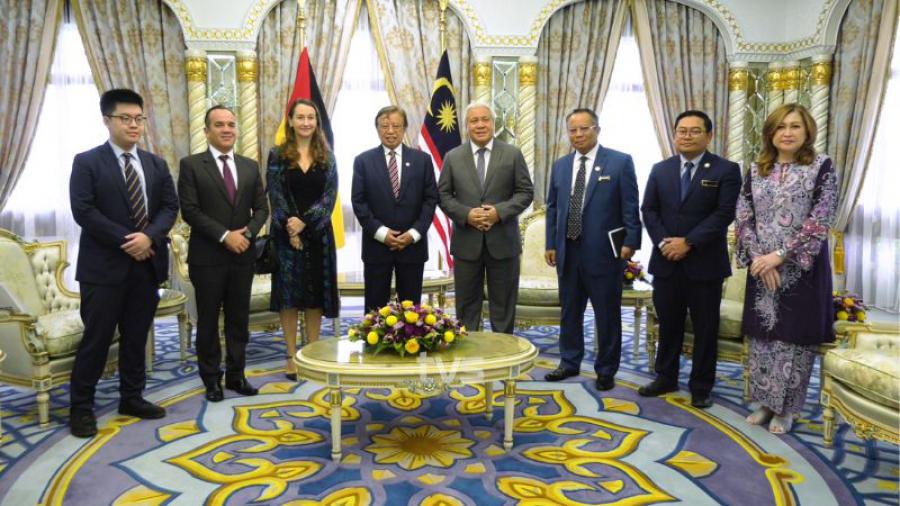 Datuk Patinggi Tan Sri Abang Johari, Datuk Amar Awang Tengah Ali Hasan y Datuk Amar Mohamad Abu Bakar Marzuki mientras reciben una visita de cortesía de Florentino Batista-Gonzalez y Valeria Csukasi en Kuching