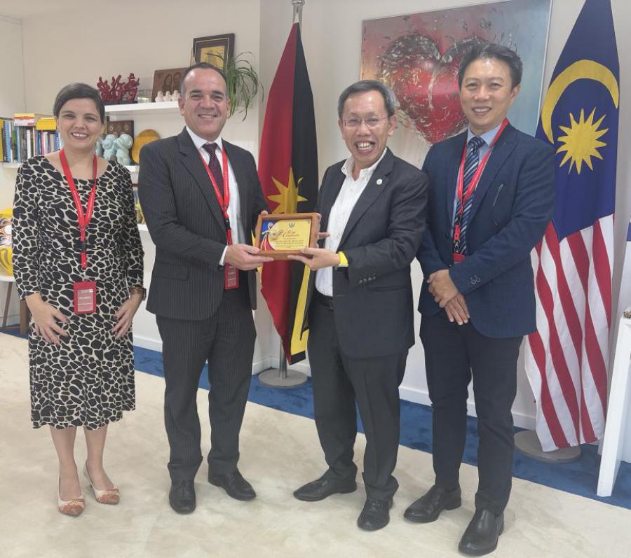 El embajador cubano y el Vice Premier de Sarawak, al centro, durante visita de cortesía