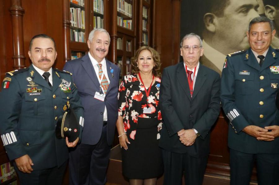 Representantes de las instituciones distinguidas con el Mérito Social