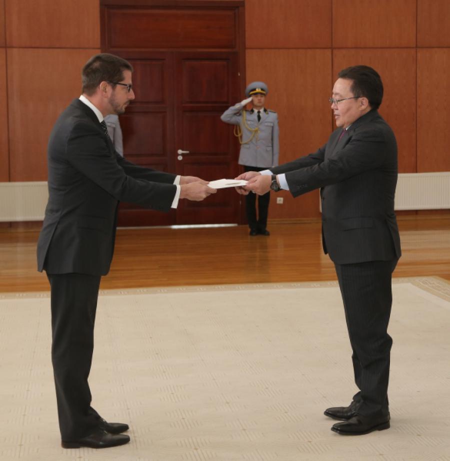 Presenta Cartas Credenciales Embajador de Cuba en Mongolia