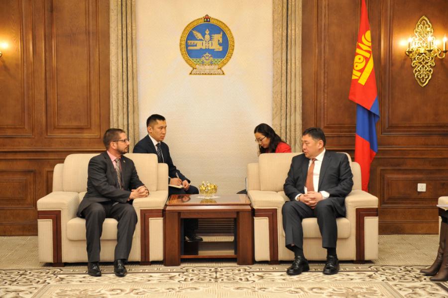Chairman of the State Great Hural (Parliament) of Mongolia welcomes the Cuban Ambassador.