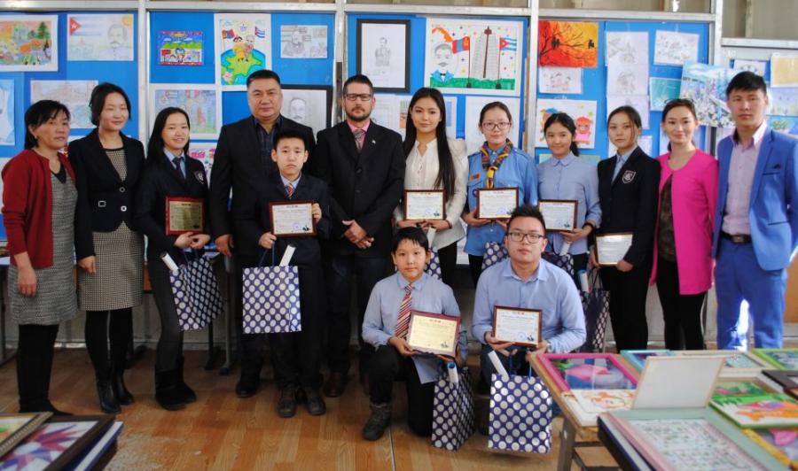 Award-giving ceremony for the contest "The José Marti I Know" at School No.52 in Ulaanbaatar, Mongolia. No.52 de Ulán Bator en Mongolia