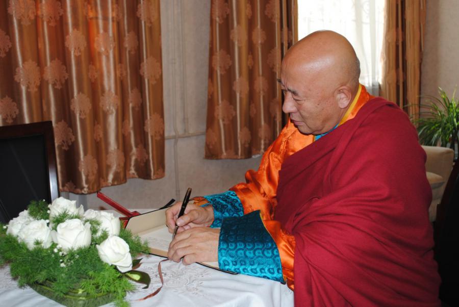 Presidente de la Asociación de Amistad Cuba – Mongolia firma libro de condolencias por el fallecimiento del Comandante en Jefe