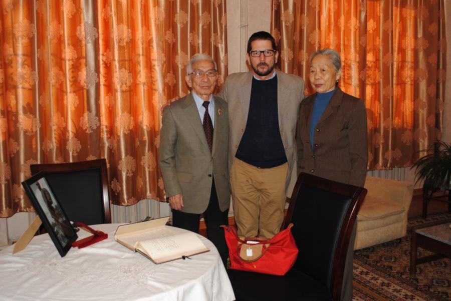 Ex - diplomáticos mongoles y estudiantes rinden tributo al Comandante Fidel Castr