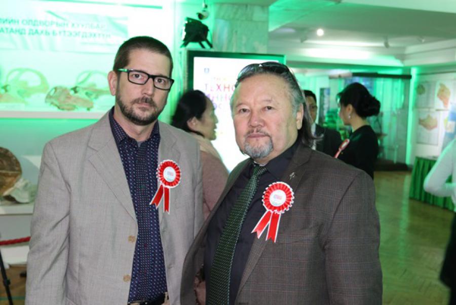 (izq.) Emabajador cubano Raul Delgado (der.)Dr. Tsogtbaatar Khishigjav, Director del Instituto de Paleontología y Geología Mongolia