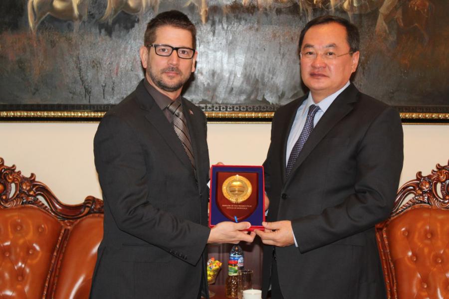 Prosecutor General of Mongolia receives the Cuban Ambassador.